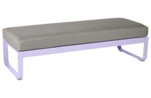 &Scaron;edohněd&aacute; čalouněn&aacute; lavice Fermob Bellevie 148 cm s fialovou podnož&iacute;