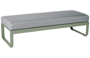 &Scaron;edohněd&aacute; čalouněn&aacute; lavice Fermob Bellevie 148 cm s kaktusově zelenou podnož&iacute;