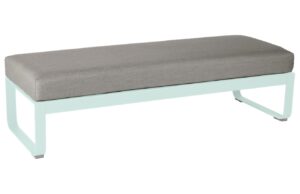 &Scaron;edohněd&aacute; čalouněn&aacute; lavice Fermob Bellevie 148 cm s m&aacute;tově zelenou podnož&iacute;