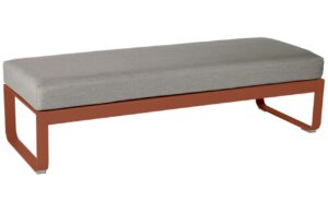 &Scaron;edohněd&aacute; čalouněn&aacute; lavice Fermob Bellevie 148 cm se zemitě červenou podnož&iacute;