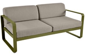 &Scaron;edohněd&aacute; čalouněn&aacute; zahradn&iacute; pohovka Fermob Bellevie 160 cm se zelenou podnož&iacute; - odst&iacute;n pesto