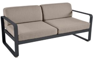 &Scaron;edohněd&aacute; l&aacute;tkov&aacute; zahradn&iacute; pohovka Fermob Bellevie 160 cm s antracitovou podnož&iacute;