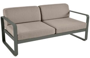 &Scaron;edohněd&aacute; l&aacute;tkov&aacute; zahradn&iacute; pohovka Fermob Bellevie 160 cm s &scaron;edozelenou podnož&iacute;