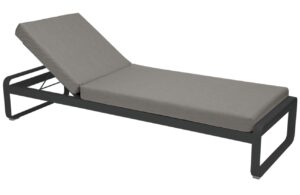 &Scaron;edohněd&eacute; čalouněn&eacute; zahradn&iacute; leh&aacute;tko Fermob Bellevie s antracitovou podnož&iacute;