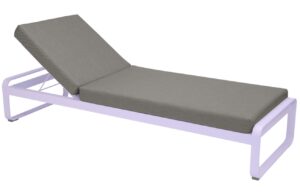 &Scaron;edohněd&eacute; čalouněn&eacute; zahradn&iacute; leh&aacute;tko Fermob Bellevie s fialovou podnož&iacute;