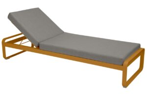 &Scaron;edohněd&eacute; čalouněn&eacute; zahradn&iacute; leh&aacute;tko Fermob Bellevie s hnědou podnož&iacute;