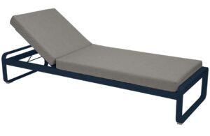 &Scaron;edohněd&eacute; čalouněn&eacute; zahradn&iacute; leh&aacute;tko Fermob Bellevie s modrou podnož&iacute;