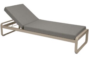 &Scaron;edohněd&eacute; čalouněn&eacute; zahradn&iacute; leh&aacute;tko Fermob Bellevie s mu&scaron;k&aacute;tově &scaron;edou podnož&iacute;