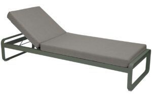 &Scaron;edohněd&eacute; čalouněn&eacute; zahradn&iacute; leh&aacute;tko Fermob Bellevie s &scaron;edozelenou podnož&iacute;