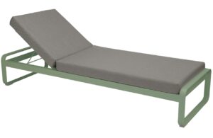 &Scaron;edohněd&eacute; čalouněn&eacute; zahradn&iacute; leh&aacute;tko Fermob Bellevie se zelenou podnož&iacute;