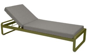 &Scaron;edohněd&eacute; čalouněn&eacute; zahradn&iacute; leh&aacute;tko Fermob Bellevie se zelenou podnož&iacute; - odst&iacute;n pesto