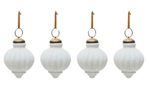 Set čtyř b&iacute;l&yacute;ch skleněn&yacute;ch v&aacute;nočn&iacute;ch ozdob Kave Home Irlo 8 cm