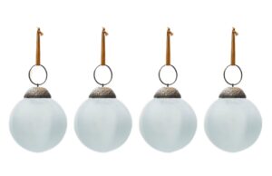 Set čtyř b&iacute;l&yacute;ch skleněn&yacute;ch v&aacute;nočn&iacute;ch ozdob Kave Home Talve 6 cm