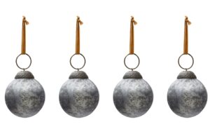 Set čtyř stř&iacute;brn&yacute;ch skleněn&yacute;ch v&aacute;nočn&iacute;ch ozdob Kave Home Blama 6 cm