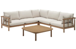 Set dřevěn&eacute; zahradn&iacute; rohov&eacute; pohovky s pol&scaron;t&aacute;ři a konferenčn&iacute;ho stolku Kave Home Sacova