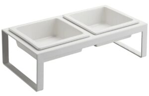 Set dvou b&iacute;l&yacute;ch keramick&yacute;ch misek pro psy Yamazaki Tower se stojanem