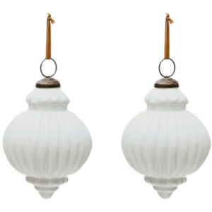 Set dvou b&iacute;l&yacute;ch skleněn&yacute;ch v&aacute;nočn&iacute;ch ozdob Kave Home Irlo 13 cm