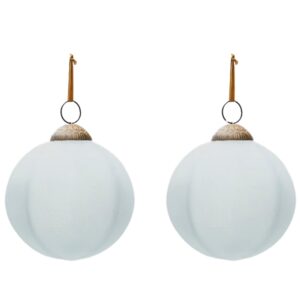 Set dvou b&iacute;l&yacute;ch skleněn&yacute;ch v&aacute;nočn&iacute;ch ozdob Kave Home Talve 10 cm