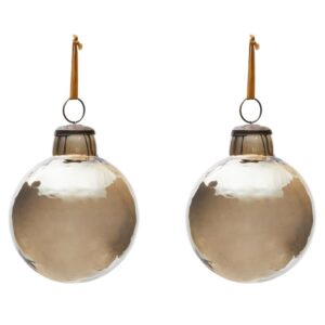 Set dvou hněd&yacute;ch skleněn&yacute;ch v&aacute;nočn&iacute;ch ozdob Kave Home Piril 10 cm