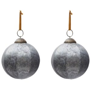 Set dvou stř&iacute;brn&yacute;ch skleněn&yacute;ch v&aacute;nočn&iacute;ch ozdob Kave Home Blama 10 cm