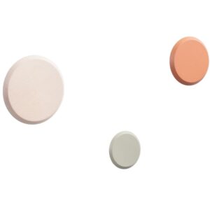 Set tř&iacute; pestrobarevn&yacute;ch bukov&yacute;ch n&aacute;stěnn&yacute;ch vě&scaron;&aacute;ků Kave Home Nadua