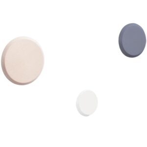 Set tř&iacute; pestrobarevn&yacute;ch bukov&yacute;ch n&aacute;stěnn&yacute;ch vě&scaron;&aacute;ků Kave Home Nadua II.