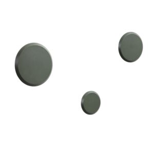 Set tř&iacute; zelen&yacute;ch bukov&yacute;ch n&aacute;stěnn&yacute;ch vě&scaron;&aacute;ků Kave Home Nadua