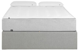 Světle &scaron;ed&aacute; l&aacute;tkov&aacute; postel Kave Home Matters 150 x 190 cm