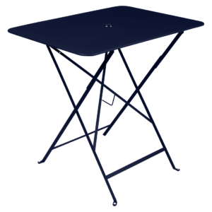 Tmavě modr&yacute; kovov&yacute; skl&aacute;dac&iacute; stůl Fermob Bistro 57 x 77 cm