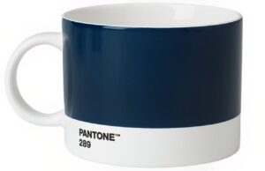 Tmavě modr&yacute; porcel&aacute;nov&yacute; hrnek Pantone Dark Blue 289 475 ml