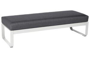 Tmavě &scaron;ed&aacute; čalouněn&aacute; lavice Fermob Bellevie 148 cm s b&iacute;lou podnož&iacute;