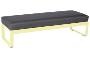 Tmavě &scaron;ed&aacute; čalouněn&aacute; lavice Fermob Bellevie 148 cm s citronově žlutou podnož&iacute;