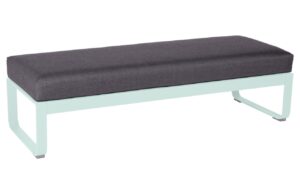 Tmavě &scaron;ed&aacute; čalouněn&aacute; lavice Fermob Bellevie 148 cm s m&aacute;tově zelenou podnož&iacute;