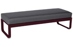 Tmavě &scaron;ed&aacute; čalouněn&aacute; lavice Fermob Bellevie 148 cm s tře&scaron;ňově červenou podnož&iacute;