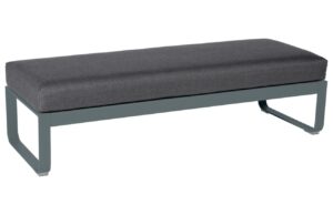 Tmavě &scaron;ed&aacute; čalouněn&aacute; lavice Fermob Bellevie 148 cm se &scaron;edou podnož&iacute;
