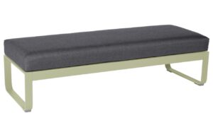 Tmavě &scaron;ed&aacute; čalouněn&aacute; lavice Fermob Bellevie 148 cm se světle zelenou podnož&iacute;