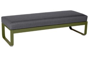 Tmavě &scaron;ed&aacute; čalouněn&aacute; lavice Fermob Bellevie 148 cm se zelenou podnož&iacute; - odst&iacute;n pesto