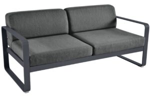 Tmavě &scaron;ed&aacute; čalouněn&aacute; zahradn&iacute; pohovka Fermob Bellevie 160 cm s antracitovou podnož&iacute;