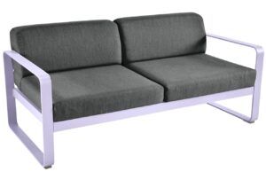 Tmavě &scaron;ed&aacute; čalouněn&aacute; zahradn&iacute; pohovka Fermob Bellevie 160 cm s fialovou podnož&iacute;