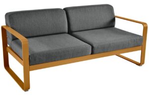 Tmavě &scaron;ed&aacute; čalouněn&aacute; zahradn&iacute; pohovka Fermob Bellevie 160 cm s hnědou podnož&iacute;