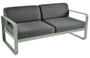 Tmavě &scaron;ed&aacute; čalouněn&aacute; zahradn&iacute; pohovka Fermob Bellevie 160 cm s kaktusově zelenou podnož&iacute;