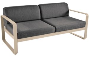 Tmavě &scaron;ed&aacute; čalouněn&aacute; zahradn&iacute; pohovka Fermob Bellevie 160 cm s mu&scaron;k&aacute;tově &scaron;edou podnož&iacute;