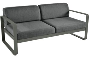 Tmavě &scaron;ed&aacute; čalouněn&aacute; zahradn&iacute; pohovka Fermob Bellevie 160 cm s &scaron;edozelenou podnož&iacute;