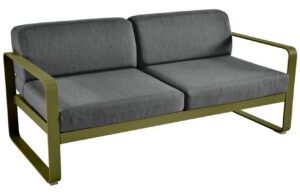 Tmavě &scaron;ed&aacute; čalouněn&aacute; zahradn&iacute; pohovka Fermob Bellevie 160 cm se zelenou podnož&iacute; - odst&iacute;n pesto