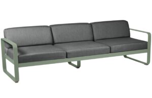 Tmavě &scaron;ed&aacute; čalouněn&aacute; zahradn&iacute; pohovka Fermob Bellevie 235 cm s kaktusově zelenou podnož&iacute;