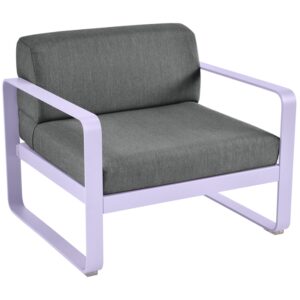 Tmavě &scaron;ed&eacute; čalouněn&eacute; zahradn&iacute; křeslo Fermob Bellevie s fialovou podnož&iacute;