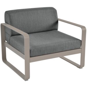 Tmavě &scaron;ed&eacute; čalouněn&eacute; zahradn&iacute; křeslo Fermob Bellevie s mu&scaron;k&aacute;tově &scaron;edou podnož&iacute;