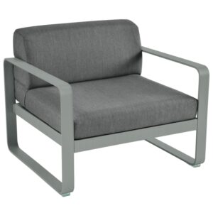 Tmavě &scaron;ed&eacute; čalouněn&eacute; zahradn&iacute; křeslo Fermob Bellevie s popelavě &scaron;edou podnož&iacute;