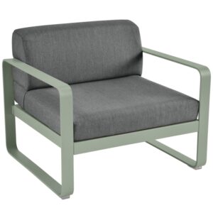 Tmavě &scaron;ed&eacute; čalouněn&eacute; zahradn&iacute; křeslo Fermob Bellevie se zelenou podnož&iacute;