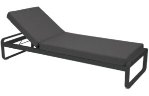 Tmavě &scaron;ed&eacute; čalouněn&eacute; zahradn&iacute; leh&aacute;tko Fermob Bellevie s antracitovou podnož&iacute;